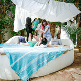 Mädchen beim Chillen im Freien auf einem aquablauen XXL Hamamtuch Fouta