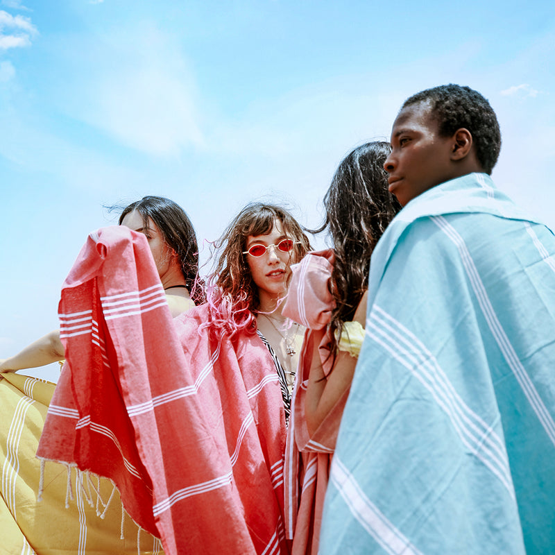 vier Mädchen in verschiedenen Hamamtuch Strandtuch im Freien