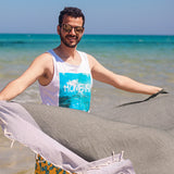 ein Mann hält ein graues Strandtuch fouta am Strand