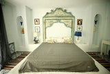 eine khakifarbene Bettüberwurf auf einem Kingsize-Bett im arabesken Schlafzimmer
