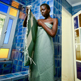 eine Frau in khakifarbener hamamtuch Fouta im Badezimmer