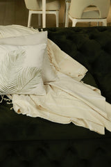 eine cremefarbene Sofaüberwurf, Decke auf einem Samtsofa